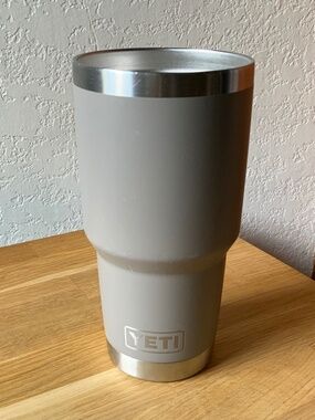 YETI 30oz Rambler Tumbler – Stone Gray